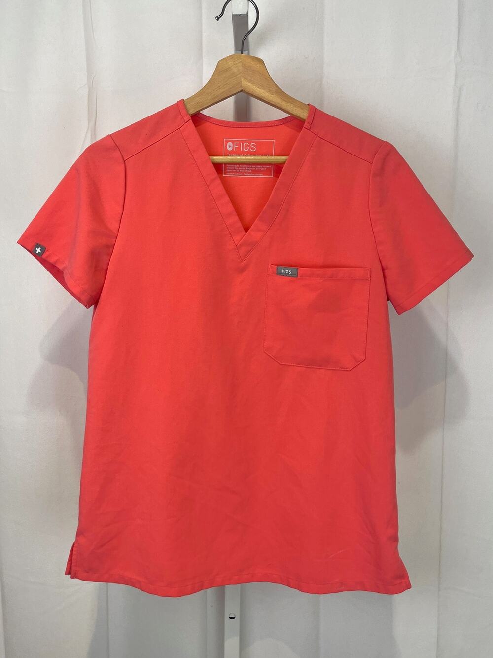 FIGS Catarina One Pocket Scrub Top FW1000 Short Sleeve V-Neck Coral Orange XS